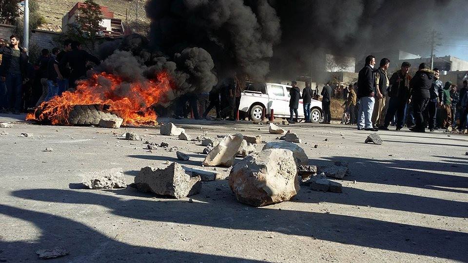 Xwepêşandan bi navê mûçe dest pê kir, bi êrîşkirina li ser baregehên PDKê bidawî dibe 